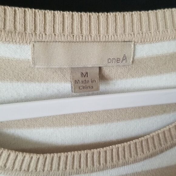 one A Women's pull over Top sz Medium - Picture 7 of 7